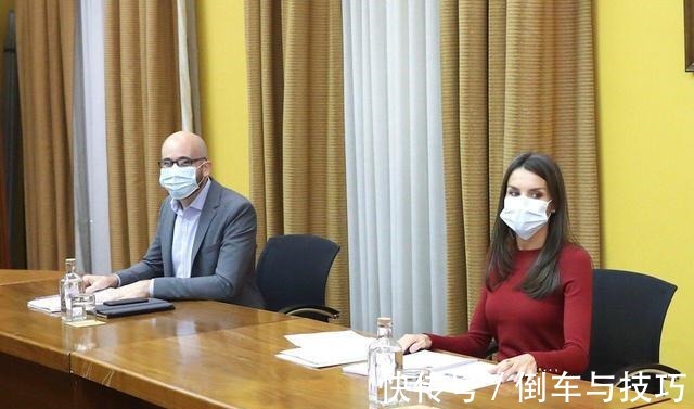 穿搭 莱蒂齐亚王后“萝卜裙”穿出新花样,搭配白色简洁大衣尽显好气质!