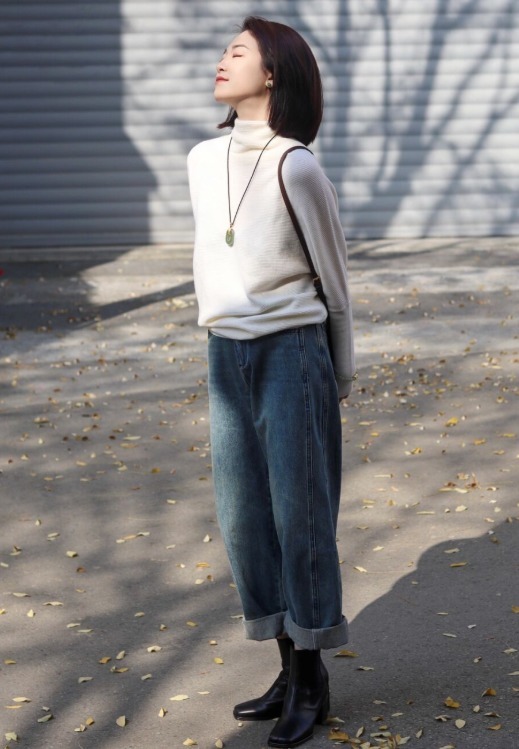 下图 今年流行“毛衣+牛仔裤”,不光保暖舒适,普通人穿了简约又洋气