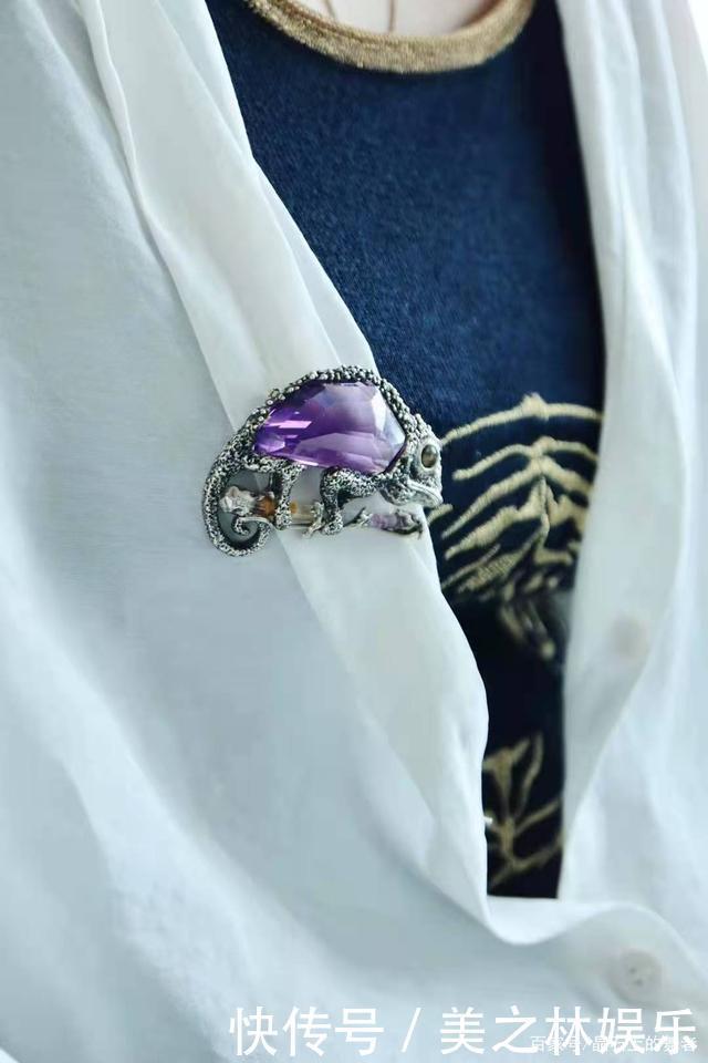 秋冬一款胸针胜过10件大牌珠宝,get胸针的佩戴方式!