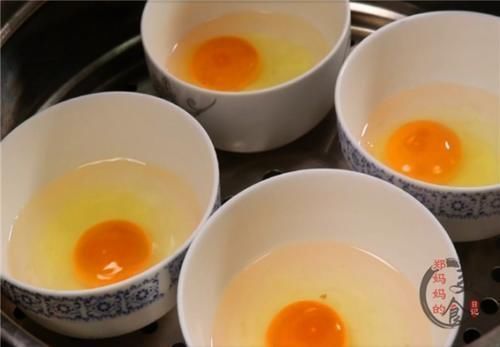 鸡蛋|荷包蛋不可直接下锅煮,教你饭店的诀窍,一锅煮4个,个个圆溜溜