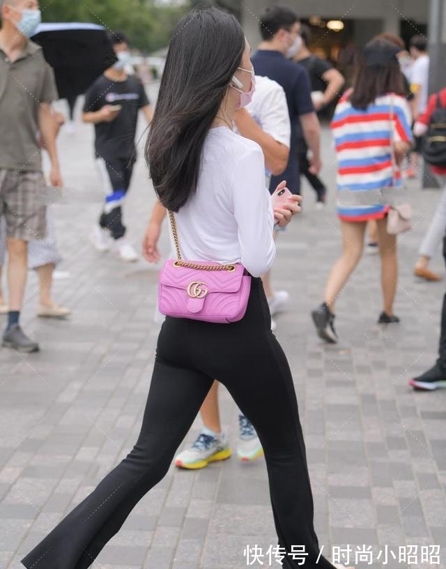 黑裤子 白上衣配黑裤子，时尚漂亮，简单的设计也有不同的美