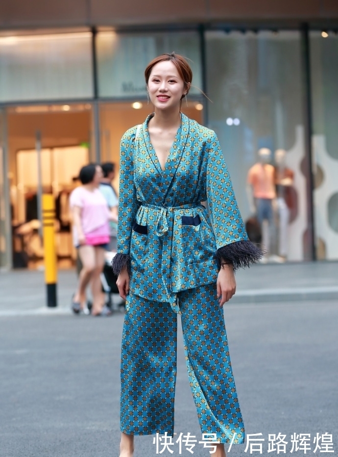 甜美|街拍丨小姐姐俏皮可爱,太甜美可人了