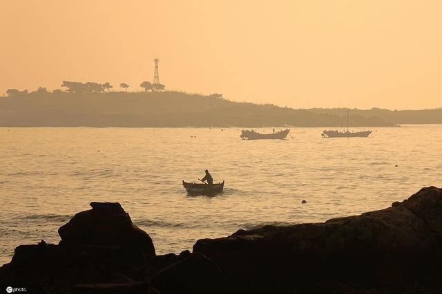 山东青岛：薄雾笼罩 海滨晨曦胜景宜人