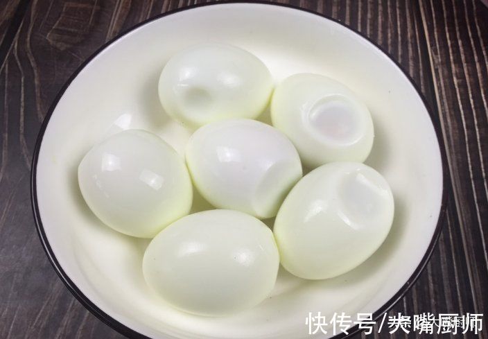 水煮蛋别只用清水，想要好吃又营养，不破壳好剥壳，这4点是关键