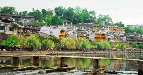 保留|距今四百年的古城，仍保留着御敌城楼，被誉为中国最美丽的小城