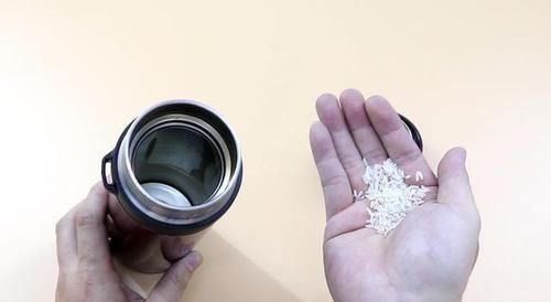 如何清洗保温杯?教你一个小窍门,摇一摇就很干净,学会告诉家人