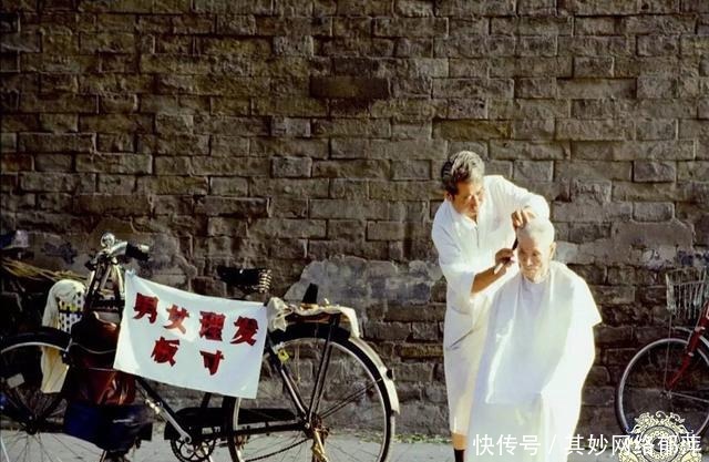 发廊|“发廊”的变迁老照片:图一是清朝理发店,图九是三个美女理发师