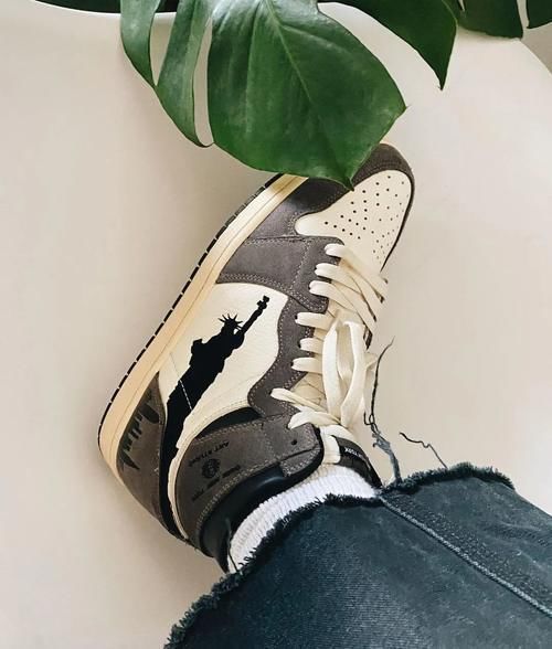 消费者|把RO和芝加哥“抄”成一双鞋的行业里，Drake也是消费者