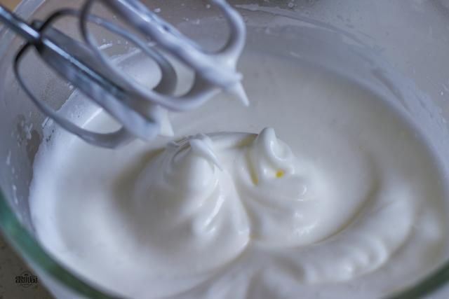 蛋黄|网红抖臀蛋糕,用手轻碰就一直抖个不停,迫不及待咬下一口,真香