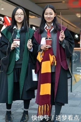 身搭配|路人街拍,小姐姐腿上穿着黑丝,给人的感觉非常的妩媚干练