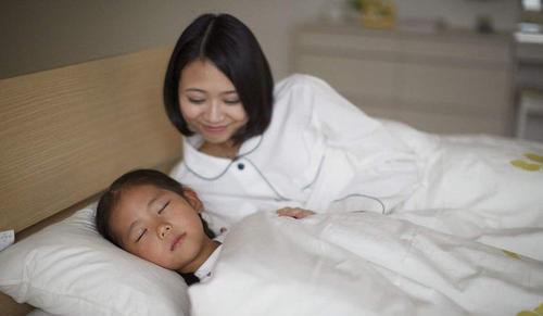 宝妈|洗澡时女儿问妈妈“你怎么和爸爸长得不一样”,宝妈回答暴露情商