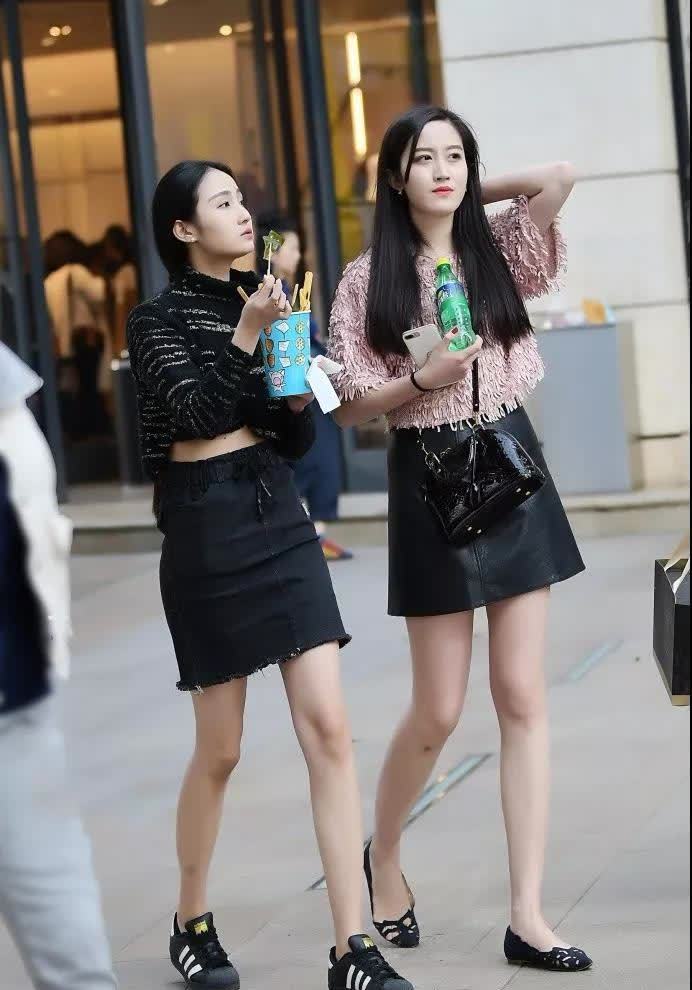 时尚靓丽 一对时尚靓丽的性感美眉, 黑皮短裙迷人小身姿充满年轻活力