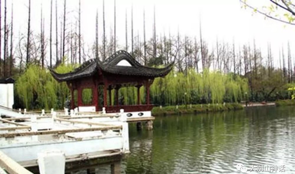 下联|上联:三千杨柳迎春雨,如何对下联