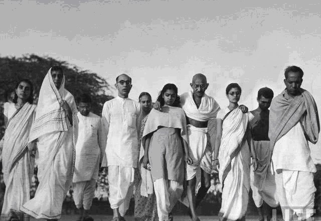 方式|反对中国抗战,多个美女陪伴,这都是印度国父干的事