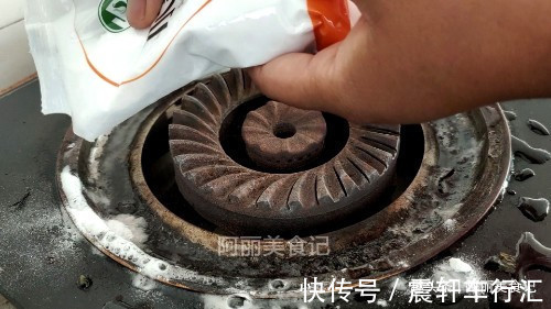今天才知道，把白醋倒在燃气灶上，一年省出好几百开支，方便实用