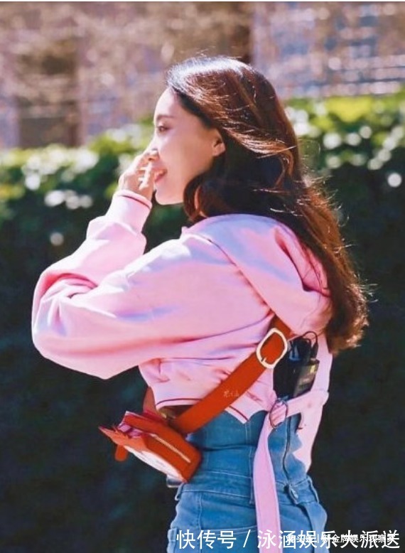 |张小斐幽默回应裤子穿反,看看宋茜景甜,穿反了倒更时尚了