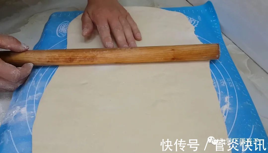 保鲜膜|在家自制烙饼做法,掌握佩服技巧,全家老少都爱吃,真的太好吃了