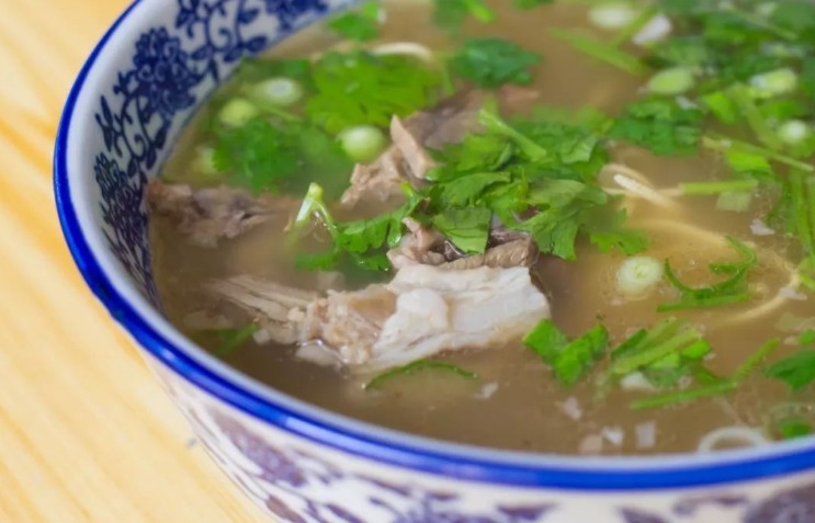 在家炖羊汤，2样不能放！掌握5个技巧，保证肉烂汤鲜，奶白不膻