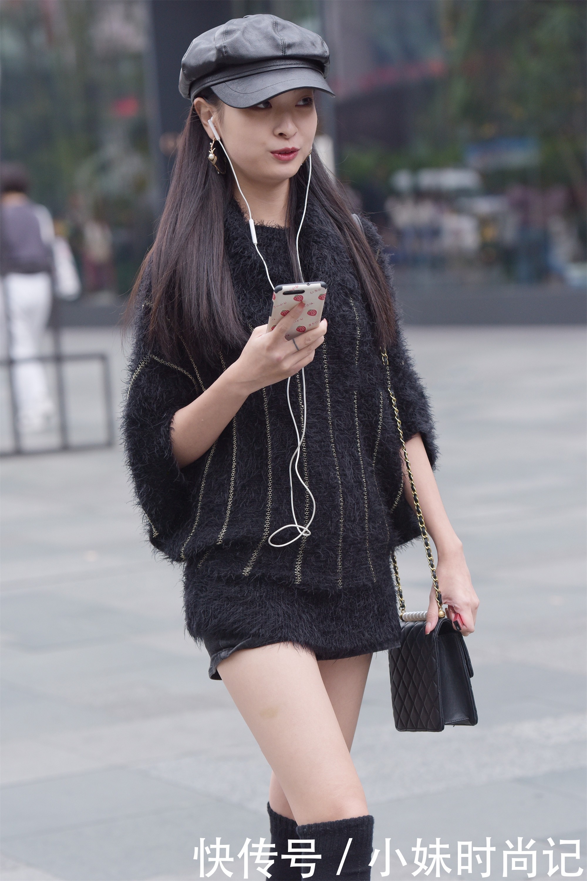 同色|街拍:长款毛衣搭配袜靴, 同色搭配更显高级气质