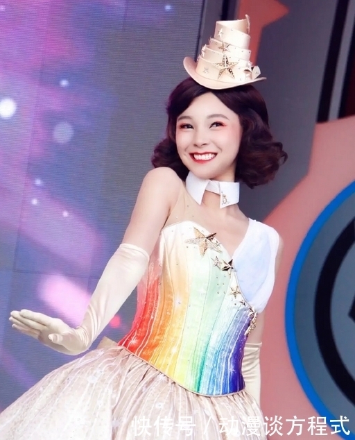 好友|杨超越同一届好友陈语嫣,现身迪士尼工作,网友:两人差距太明显