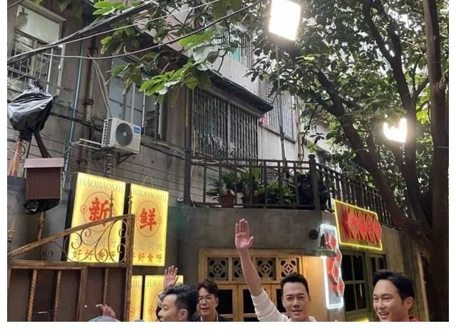 《大灣仔的夜》開業(yè)路透？陳小春站C位，張智霖笑容靦腆被贊靚仔