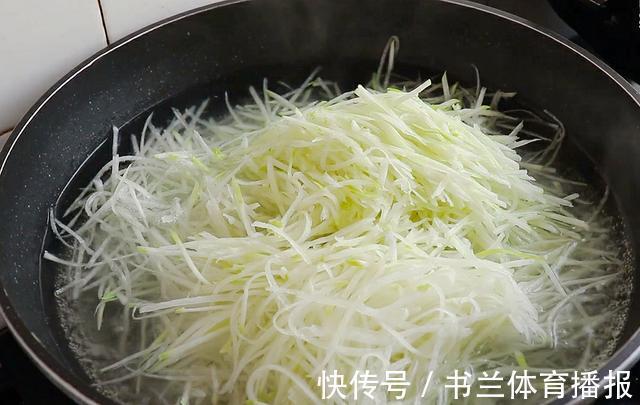 江一舟|蒸包子，记住不要直接上锅蒸，大厨教你一招，包子蓬松暄软不塌陷