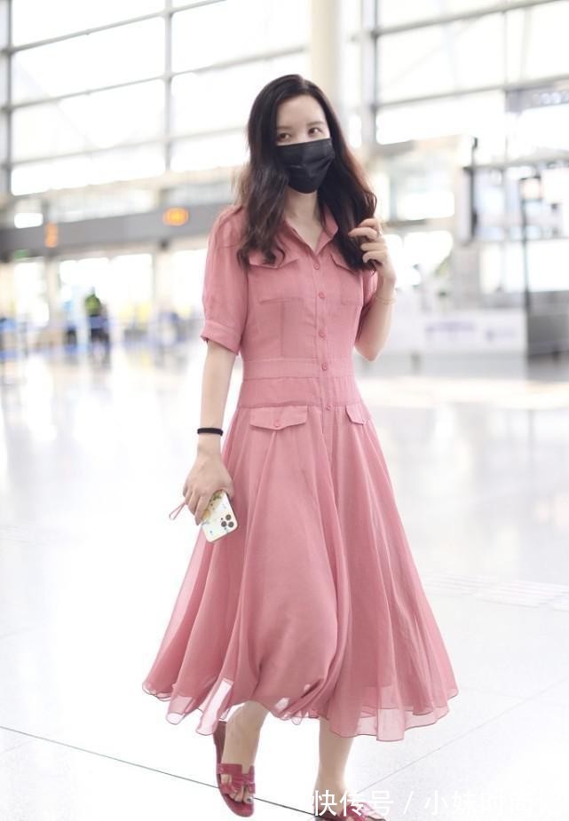 时尚达人|张萌真不把自己当老板娘,穿粉色衬衫裙配拖鞋,穿得有点随性了
