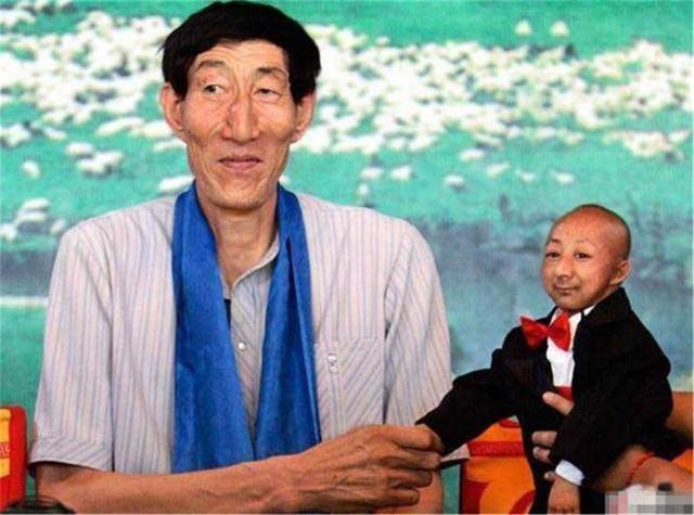 高人|身高2米36“中国第一高人”,年近60喜得一子,如今儿子身高怎样