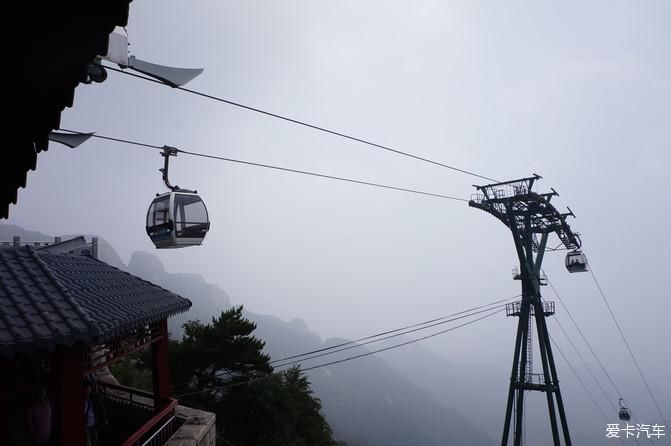 登泰山，住云巢。