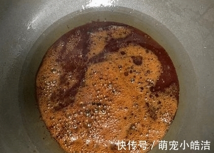 炒糖色时,应该放油还是放水?很多人都做错 ,难怪肉发苦发焦!