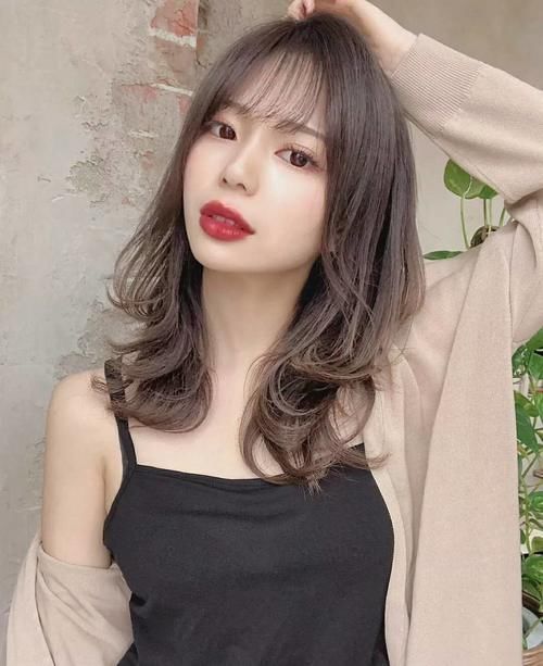 三四十岁女人发量非常多，适合烫什么发型？试试时髦减龄的弯弯烫