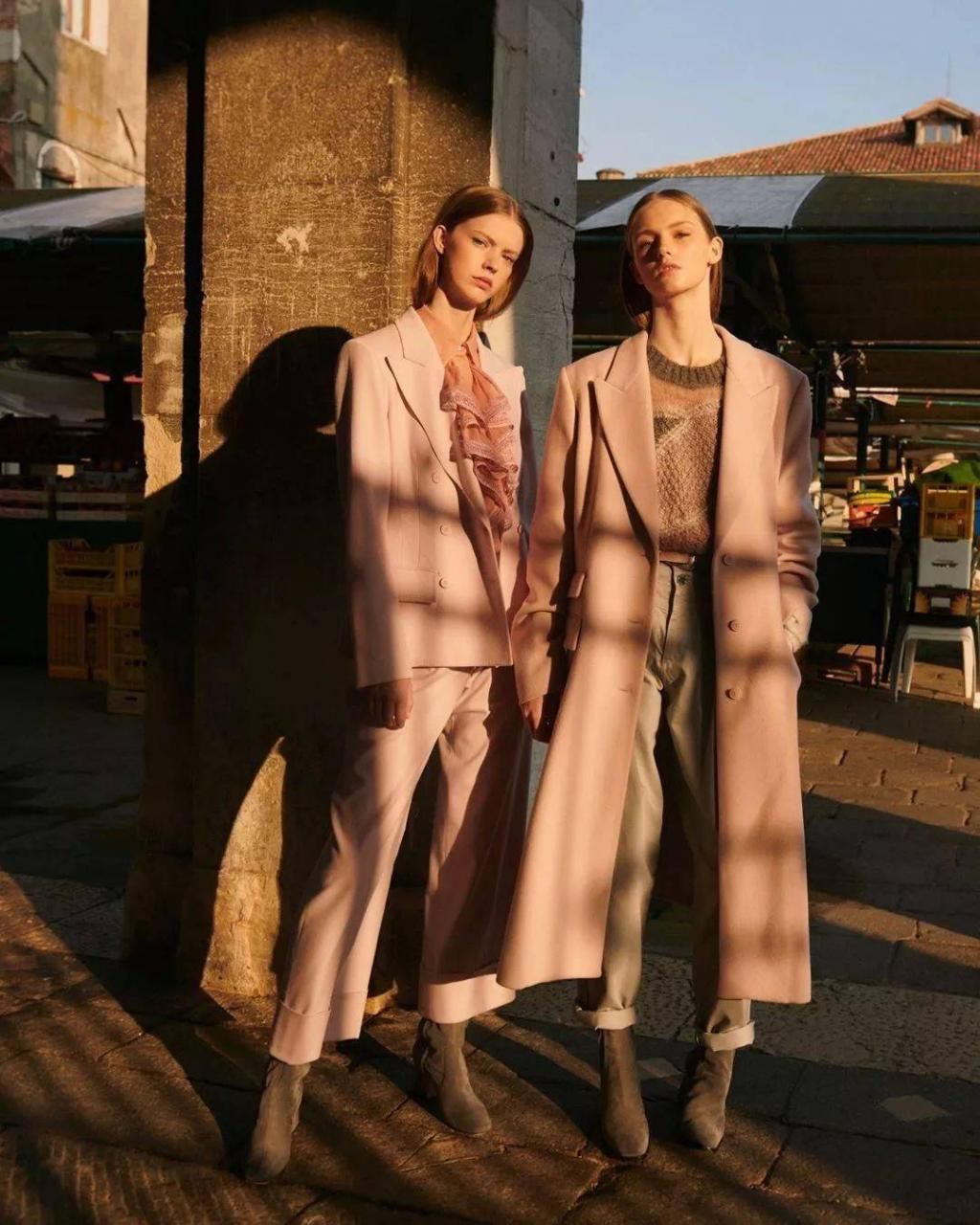  黑色|比驼色显白，比黑色高级，大衣今年流行这5个颜色！