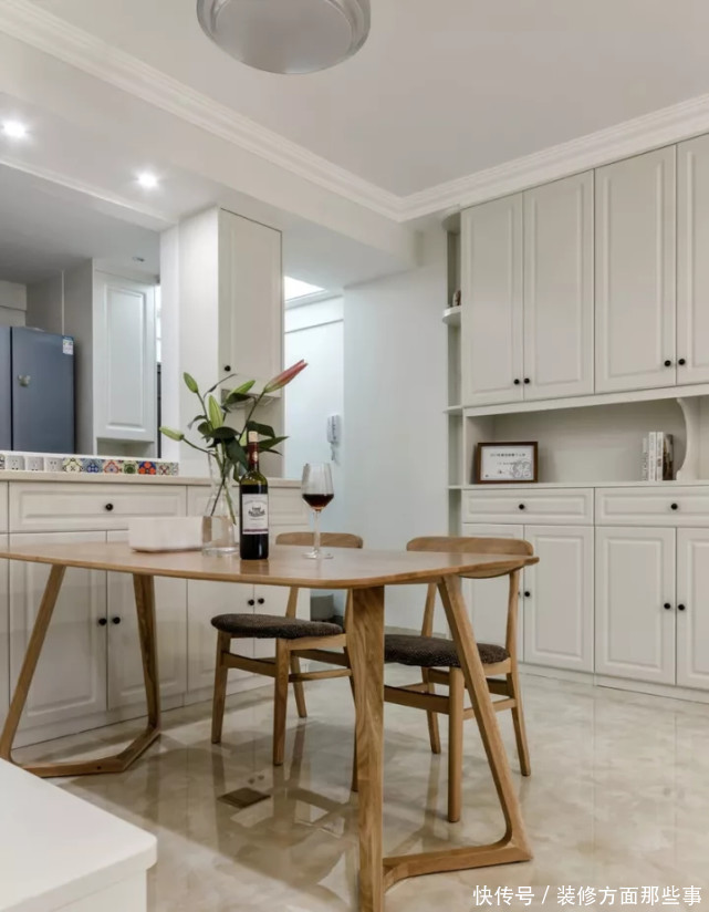 小立柜|96平北欧风三居室,玄关柜子占据整个墙面,一直延伸到客厅