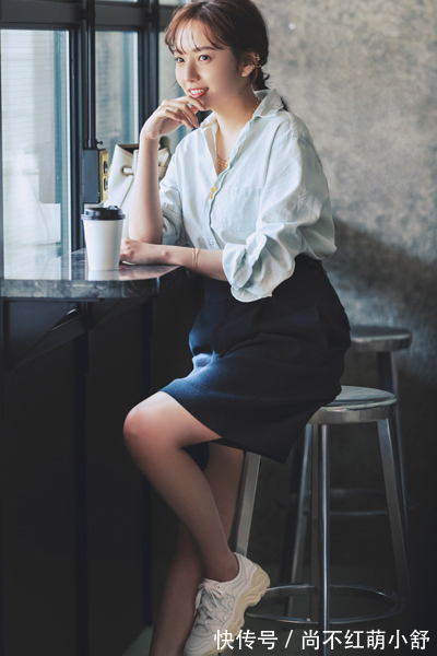 蕾丝 今夏又火了一种新穿搭叫:白色运动鞋+半身裙,既时髦又显年轻