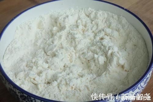 我家面粉从不蒸馒头，教你特色吃法，葱香味十足，家人都夸好吃