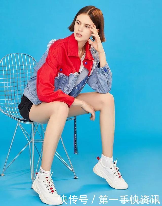 建议女人今年秋冬穿牛仔衣,配上“一抹红”,解锁全新时髦感