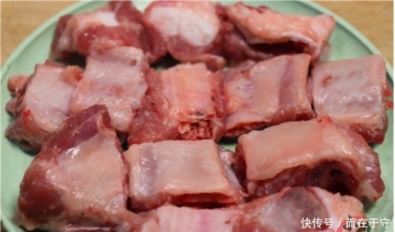 猪肉价格|买排骨时,选“肉多”还是“肉少”的好?老板娘无意透露了底