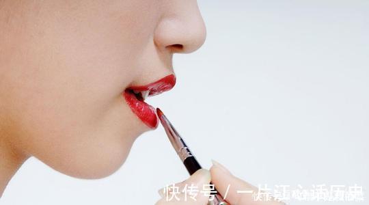 唇线笔 女生涂口红时,千万别有这4个“习惯”,不然再贵口红都掉色沾杯