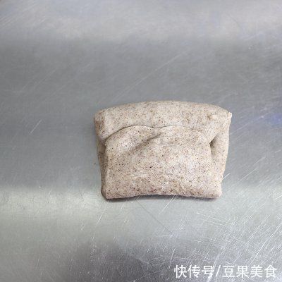 不可错过的下酒菜黑全麦热狗面包坯,过瘾