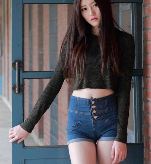 小姐姐穿上牛仔裤，穿搭出时尚的美丽！