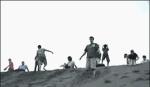 |搞笑GIF:大哥你这样拿蛋糕回去会不会被打