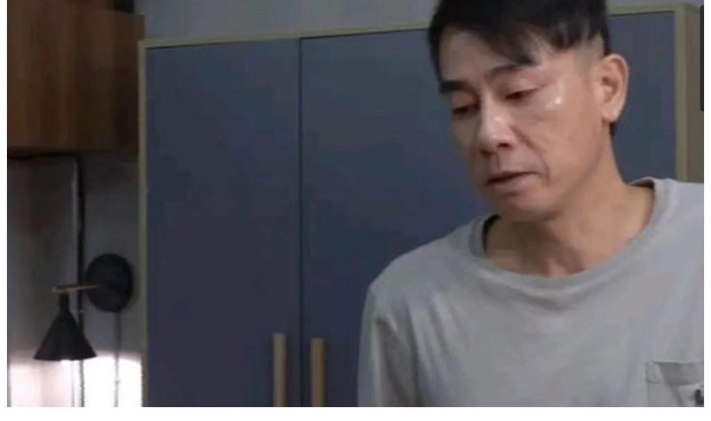 陈小春|54岁陈小春节目中落泪!因不舍兄弟淘汰哭到哽咽,眼眶通红惹人疼