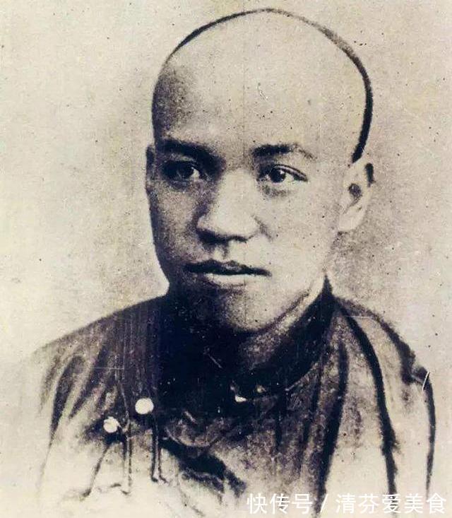 死状!徐志摩坠机死状惨烈,陆小曼拒领尸体,墓前35级台阶有何深意?