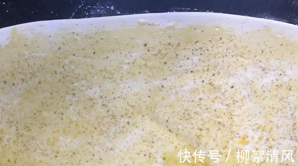 中筋面粉|花卷别只会蒸着吃，刷点油煎一煎，不油不腻，下酥上软超好吃！