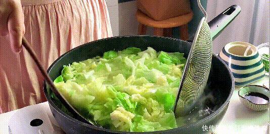包菜不要直接下锅炒,多加这一步,脆甜爽口,下饭菜少不了