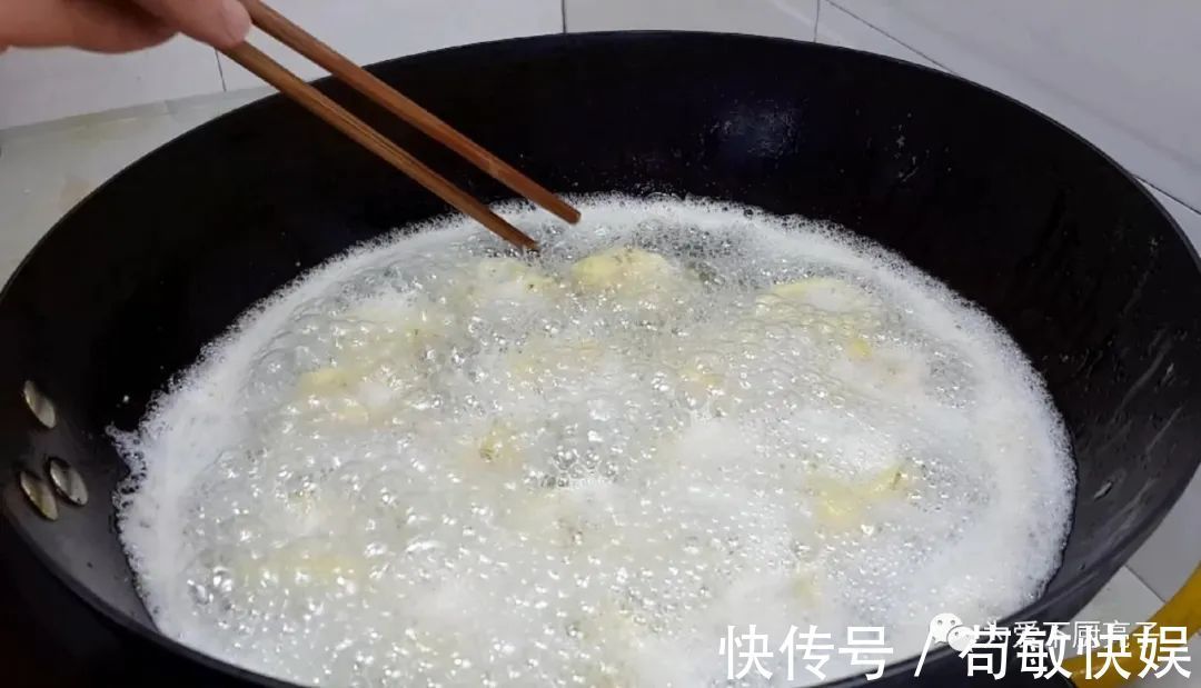 玉米油|以后麻花就这么做，撒1把小茴香，香酥又多层，出锅孩子念念不忘