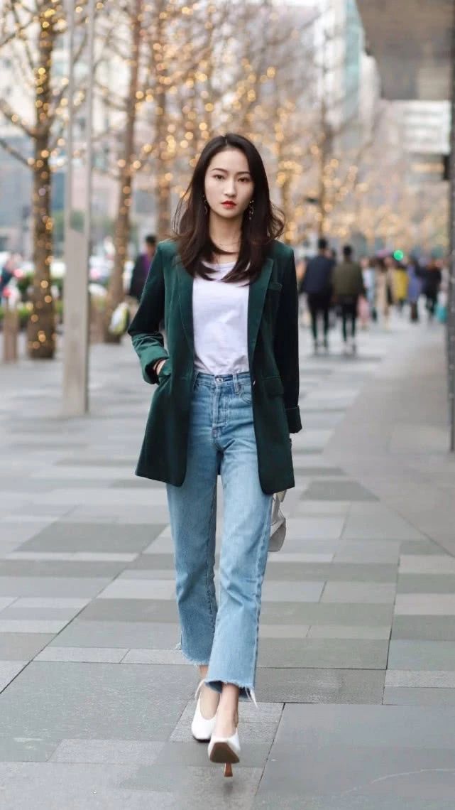 吊带背心搭|街拍:皮肤白皙气质文雅的美女,白色连衣裙很显淑女气息