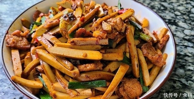 几块钱|几块钱的香干,和蒜苗、猪肉简单一炒,出锅下饭又美味