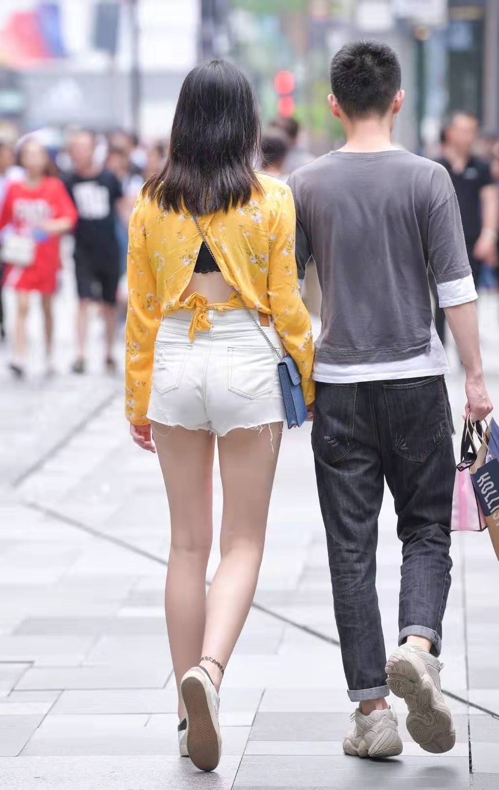 街拍选择时尚个性的短裤穿搭,清凉又减龄,帮你美出新高度