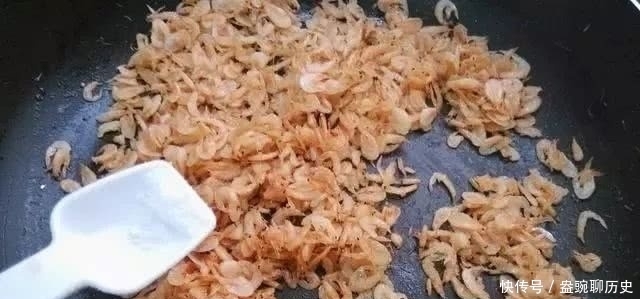 虾皮简单一炒,比大鱼大肉还好吃,鲜味十足!